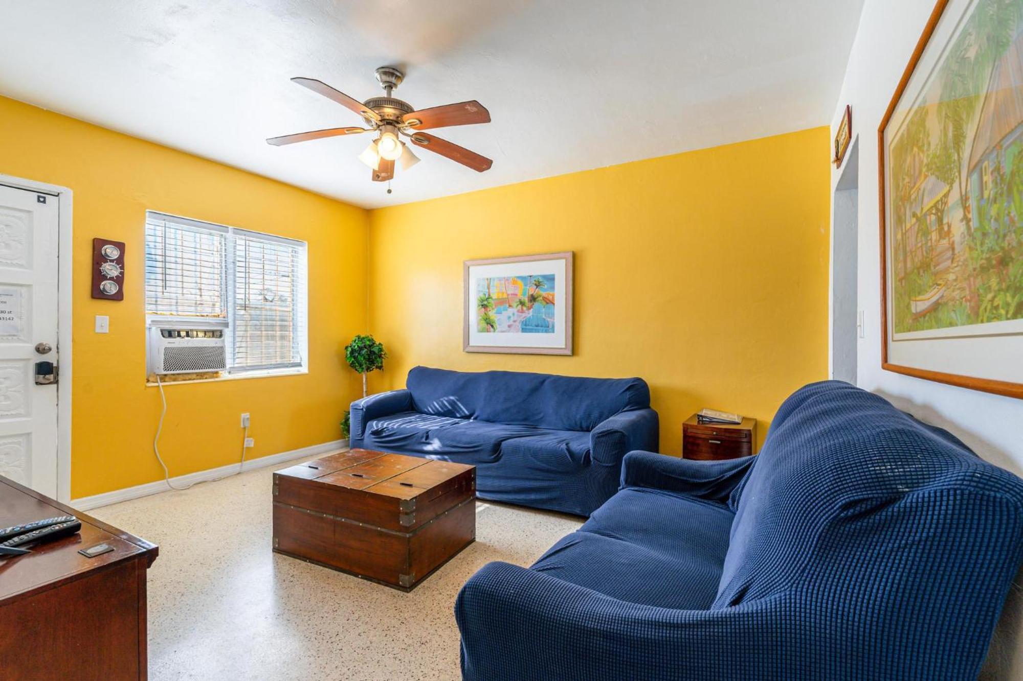 Value And Convenience In The Heart Of Near Downtown And The Beaches Apartment *