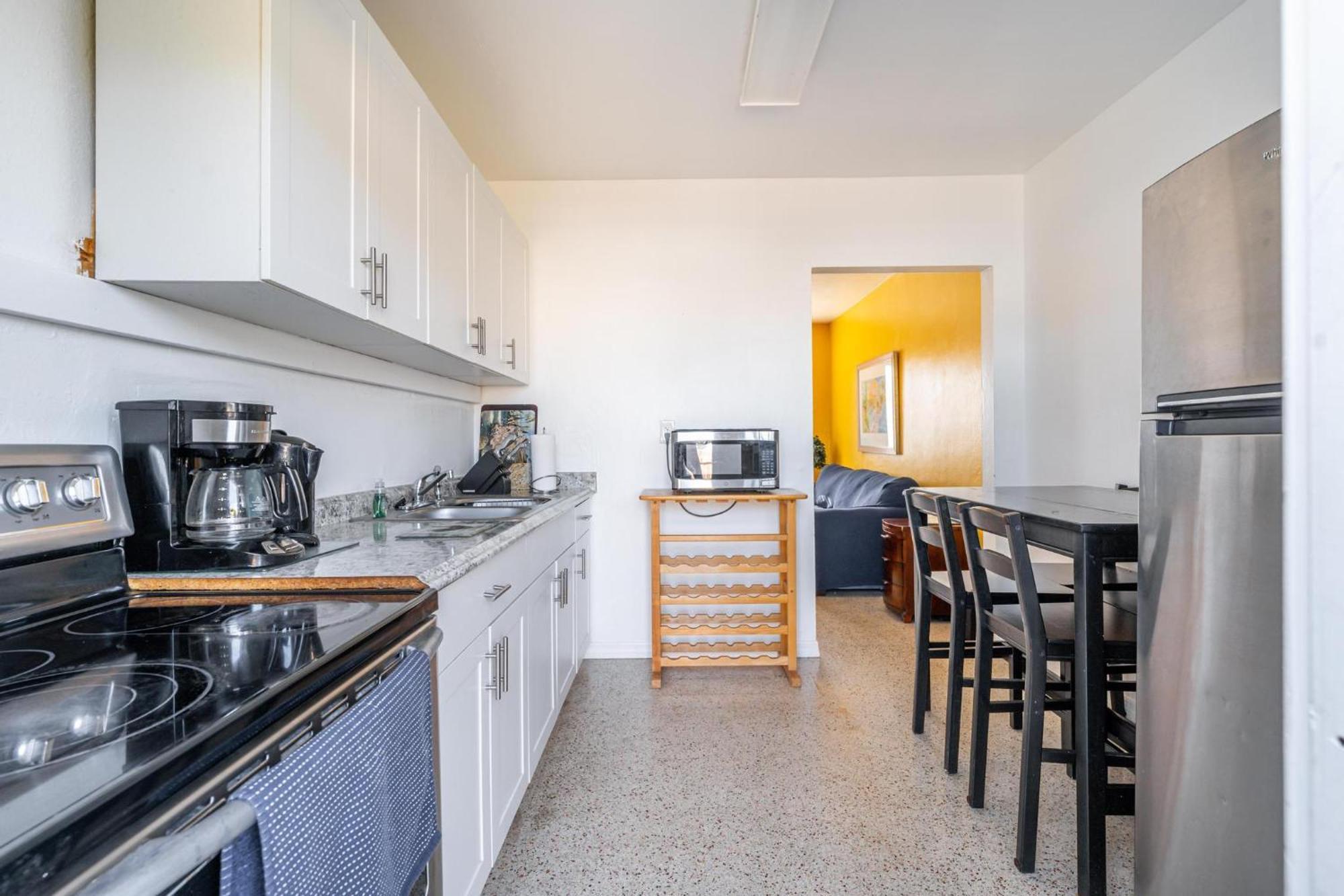 Value And Convenience In The Heart Of Near Downtown And The Beaches Apartment *